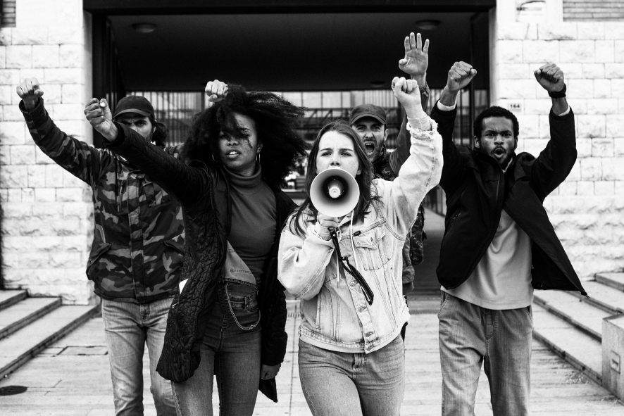 Penser la démocratie : retrouver le conflit, habiter la contradiction, réinventer la parole